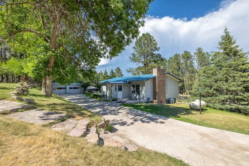 Blue Roof Lodge: Pet-Friendly, Walkable to Downtown Custer - Image 1