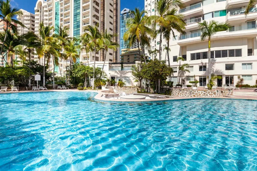 Direct beach access, beautiful view and security - Image 1