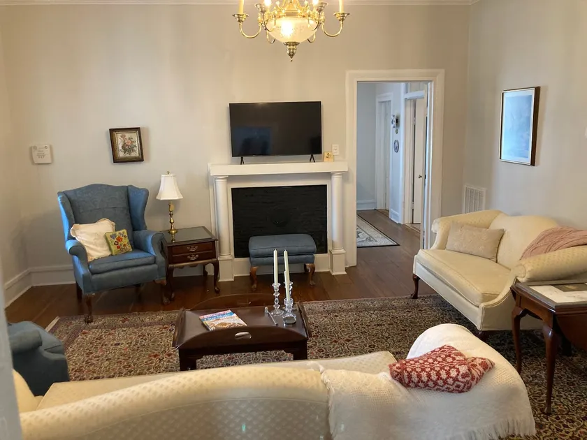 The Archibald White House - historic 2 bedroom apt - Image 1