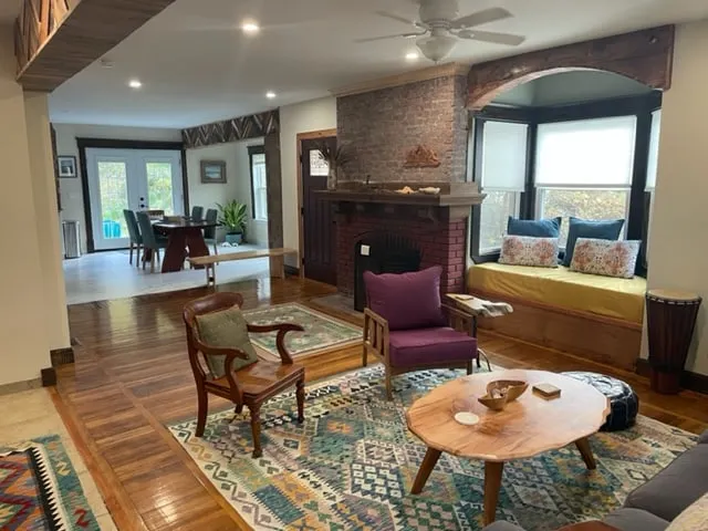 Spacious & Elegant 1900 Duplex- Old Town Kingston - Image 1