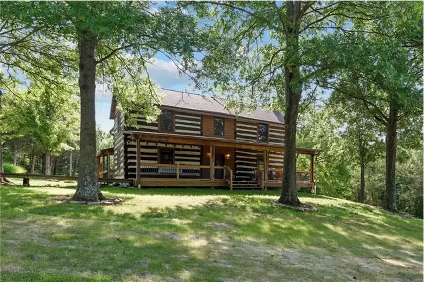 Relaxing Log Cabin Getaway on 20 Acres - Image 1