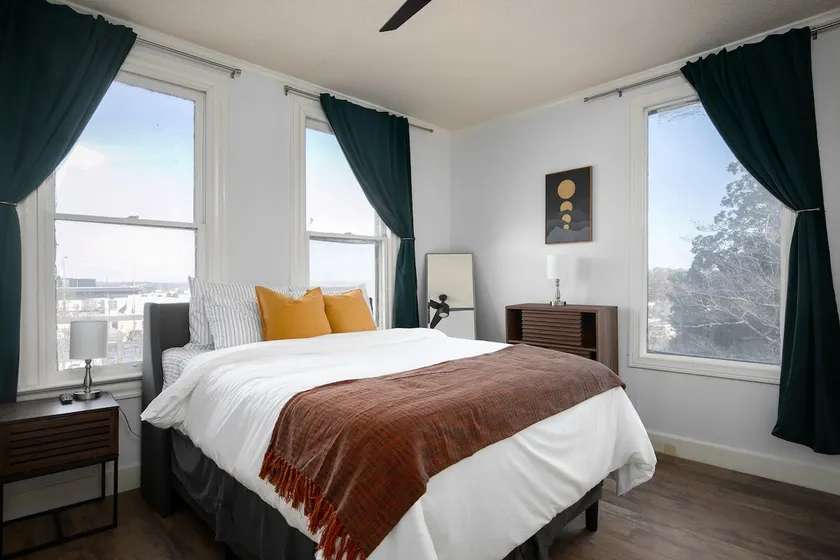 2 Bedroom Townhouse w/ Views + Private Parking - Image 1
