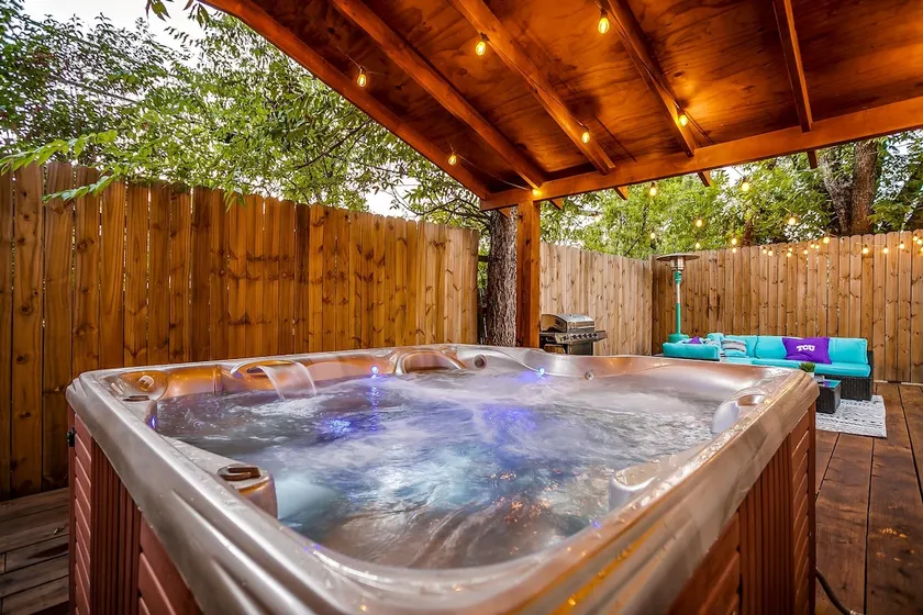 TCU Gameday House 15 Min to AT&T • Sleeps 12 - Image 1