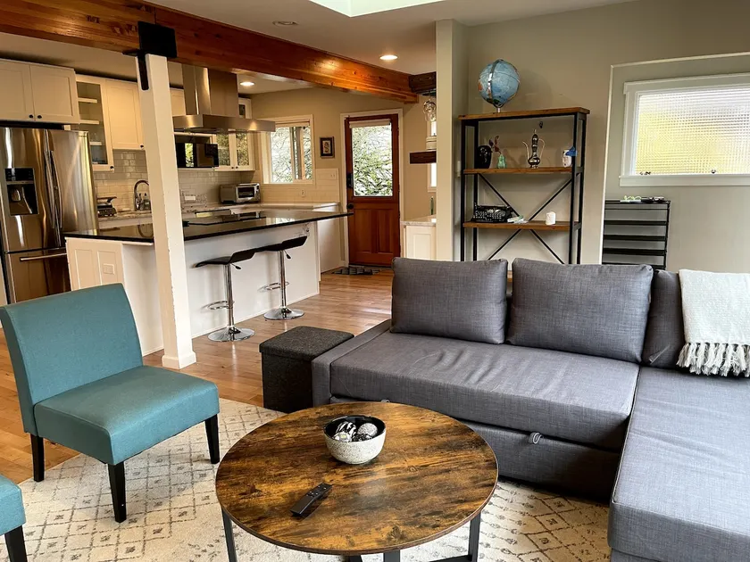 4BR Seattle Home • Sleeps 12 • Walk to Light Rail - Image 1