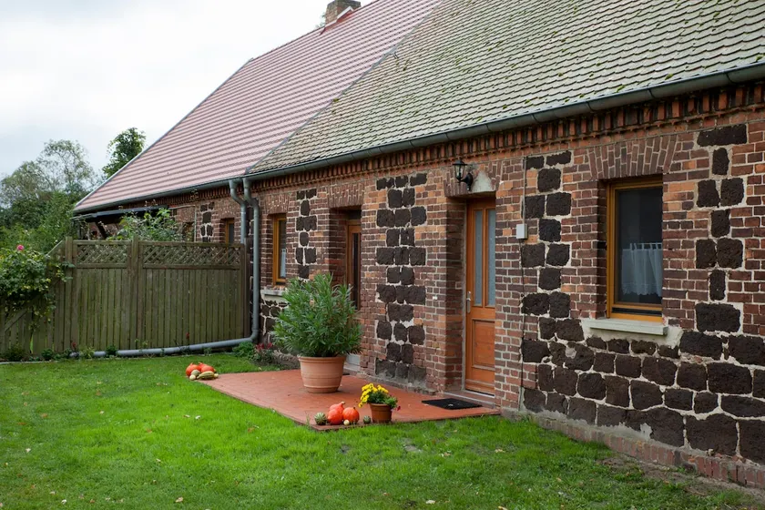 Historic estate house with modern furnishings - Image 1