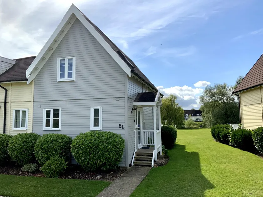 Welcome to 'ThatOne' our Cotswold Lakeside holiday home. - Image 1