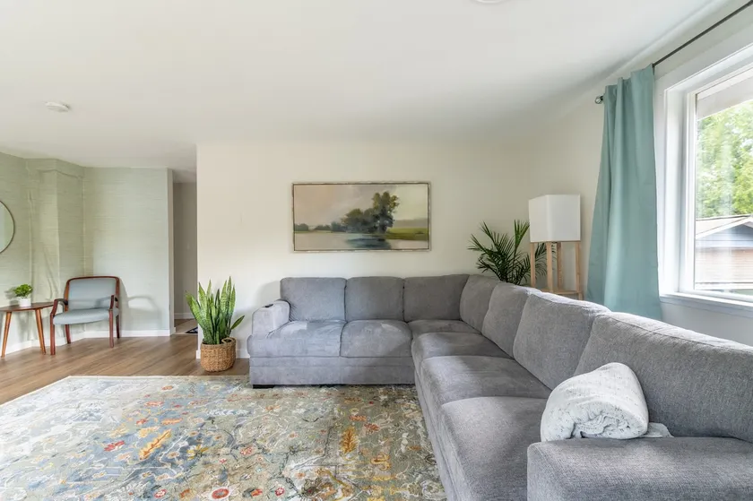 Fresh Apt w# Balcony by Arboretum, Shops, Cap Hill - Image 1