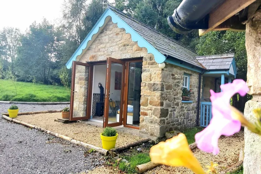 Charming 1-Bed Cottage with Hot Tub, Sauna & Pool - Image 1