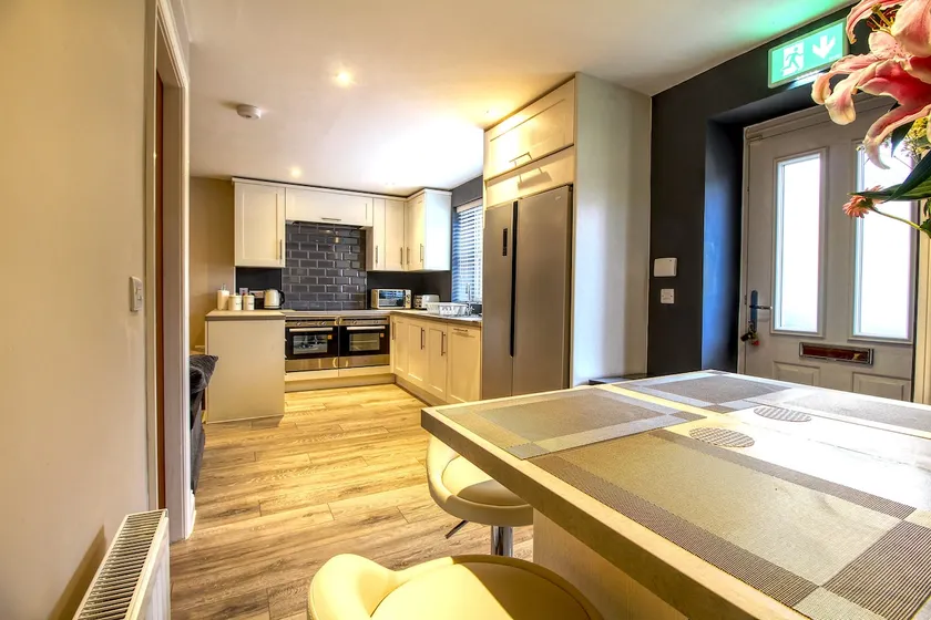 Close to Centre, ample parking, 6 double bedrooms - Image 1