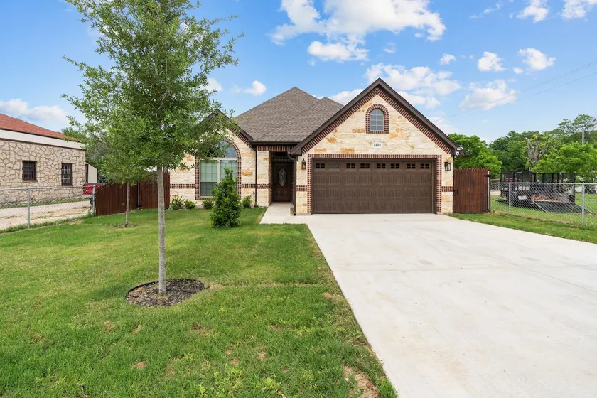 7 min to Stockyards- Cozy & Stylish Home - Image 1
