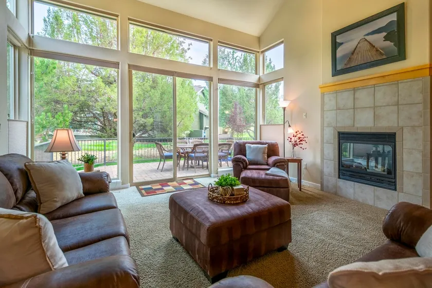 Quiet Eagle Crest Townhouse w/ Access to Amenities - Image 1