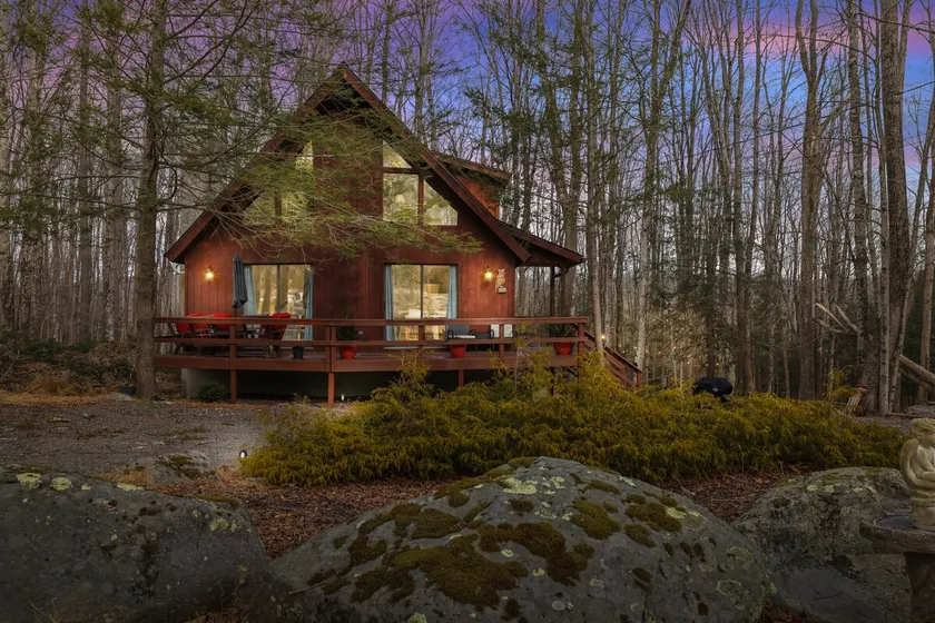 Mountain Chalet Retreat 4 bedrooms,3 baths,hot tub, sauna, game room, firepit  - Image 1