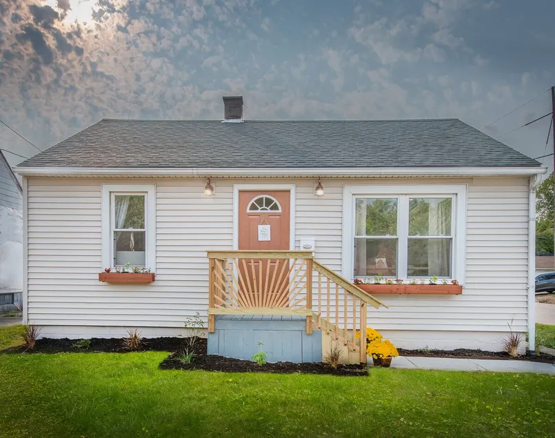 Kingwood Cottage, a beautiful 2-bedroom cottage across from Kingwood - Image 1