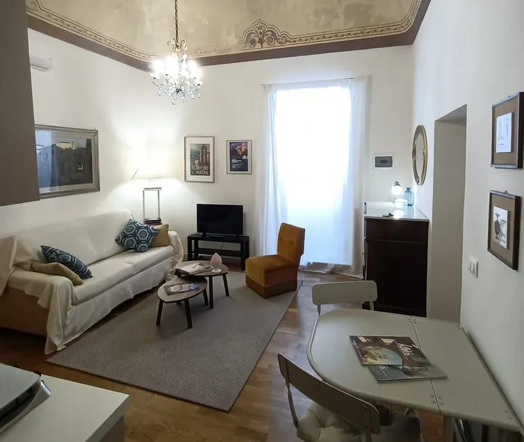 Charming apartment in a 19th-century building - Image 1