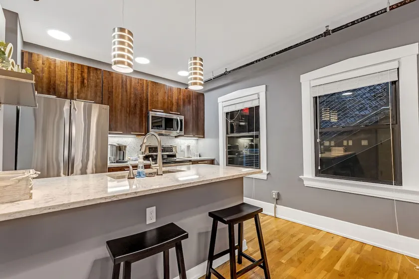 #1 ranked location |Luxury & Comfy| Free Parking🚘 - Image 1
