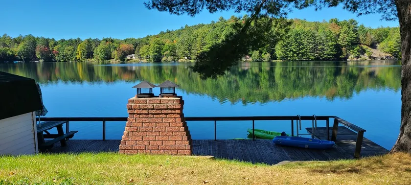 Year-Round Waterfront Green Cottage on Vert Lake - Image 1