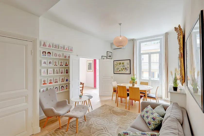 Spacious art-filled apartment, Carré d'Or, A/C - Image 1