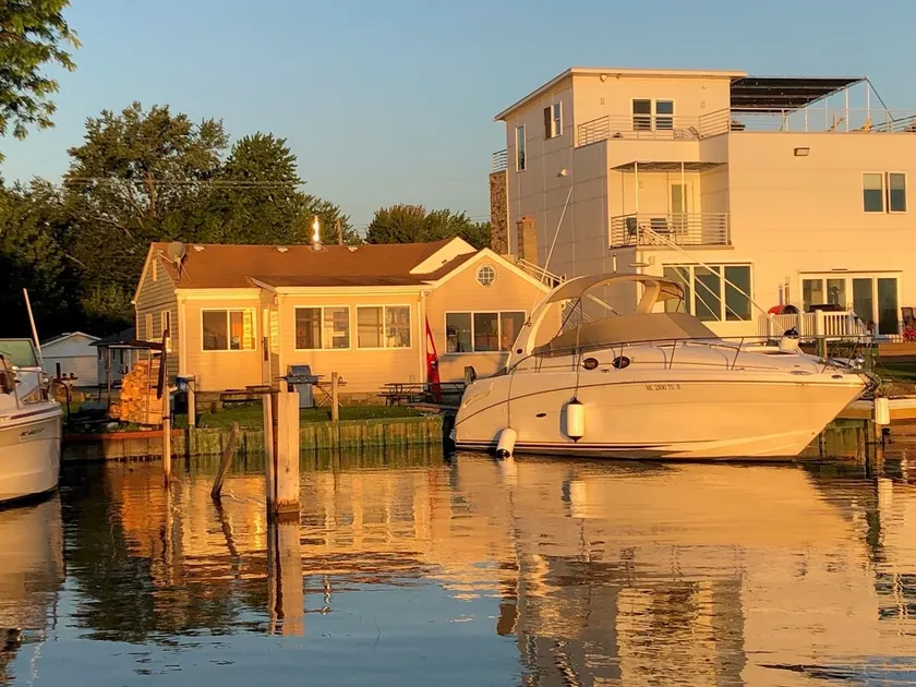 Waters Edge Lake St. Clair - Image 1
