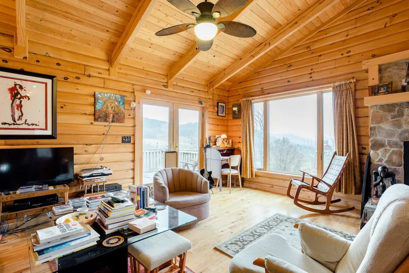 Stunning 2 bedroom log home with amazing views - Image 1