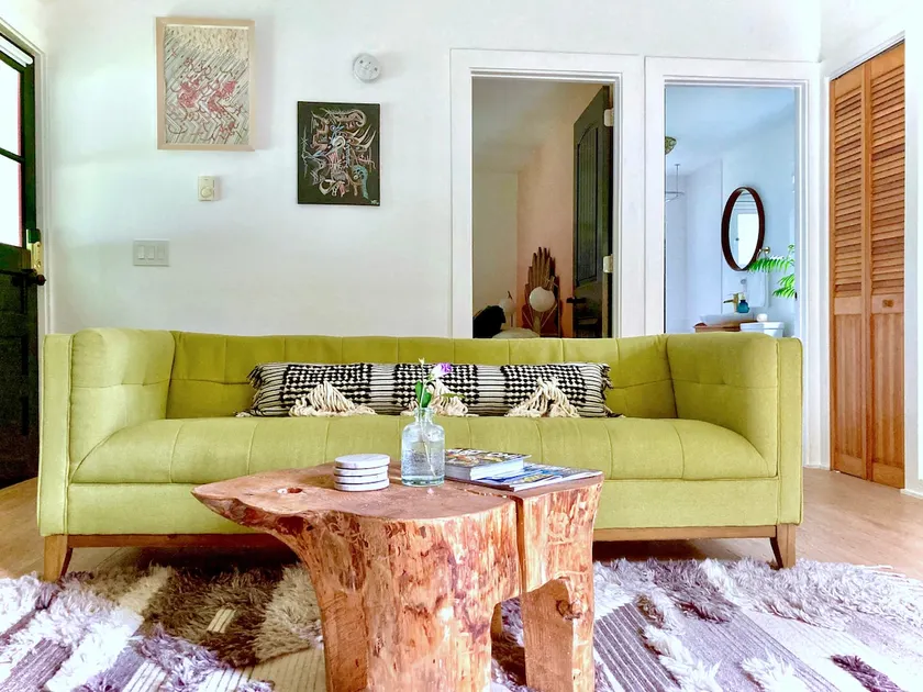 Cozy cottage with local art - Image 1