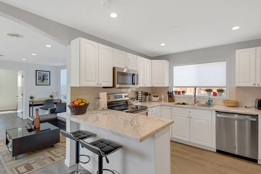 3BR/2BA House-AC- Parking- Light Rail (Relist- supper host) - Image 1