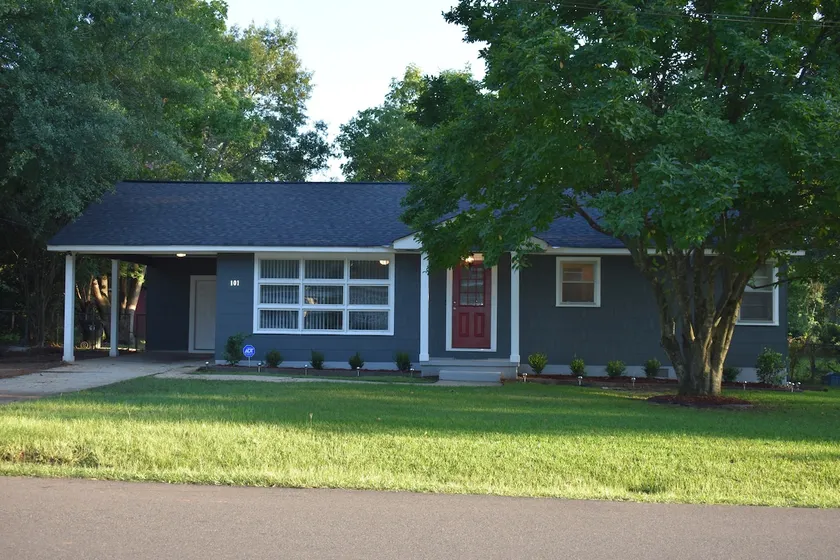 3BR/4Bed,Game Day&Travel stay, Outside Lounge Area - Image 1