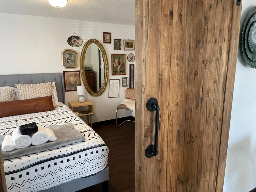 Cozy Stay in the Heart of Rapid City - Image 1