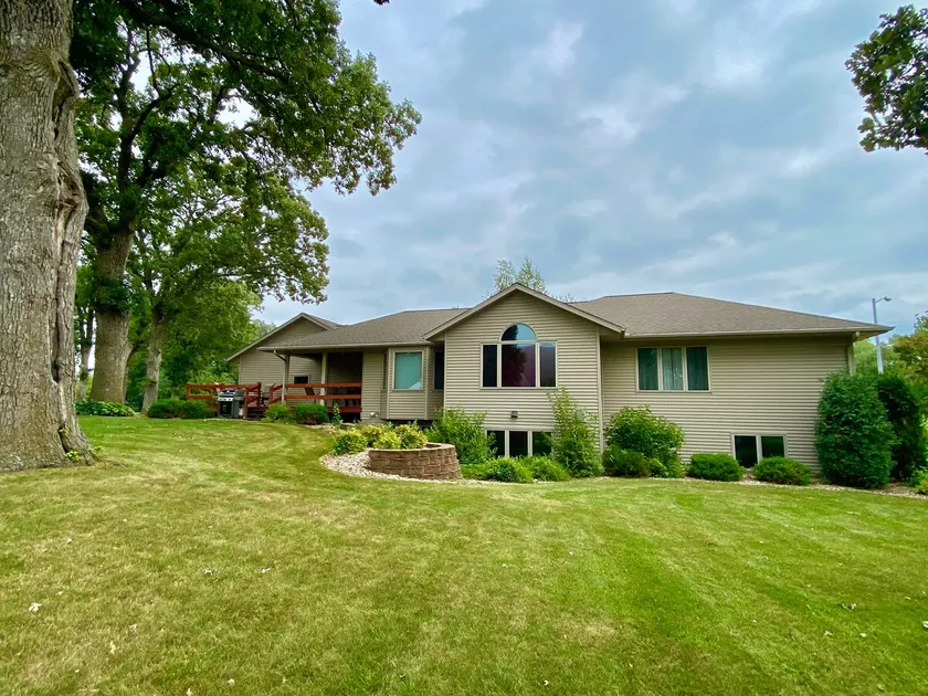 Sleeps 15 Beautiful Home on 1.2 Acre lot Minutes from Lakes, boat dock & beach - Image 1