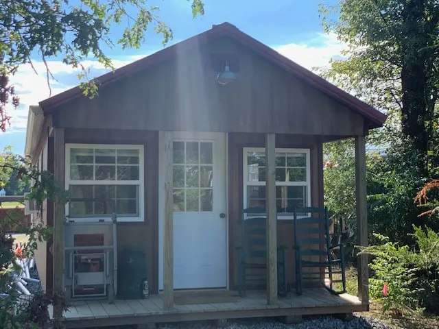 Tom & Jerri's Rustic Cabin located on the lake - Image 1