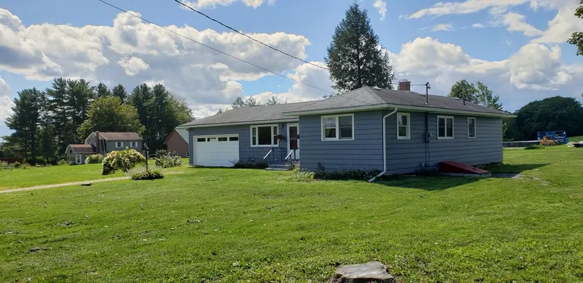 3-bedroom country home with mountain views - Image 1