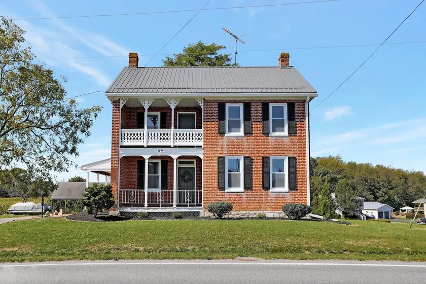 Warm Spring Farmhouse, Old Charm with Modern Updates in Historic Chambersburg - Image 1