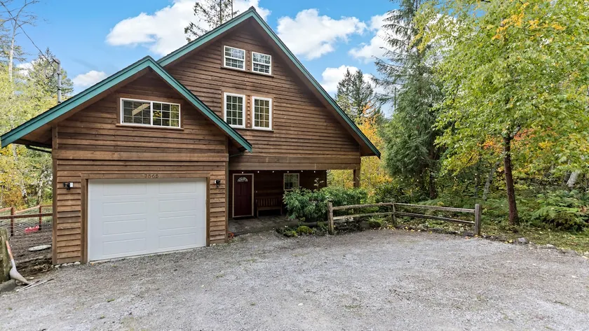 Lux Glacier Home, covered hot tub/King/Fiber wifi - Image 1