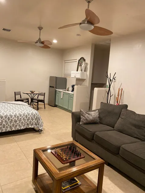Adorable 1-bedroom place with free parking - Image 1