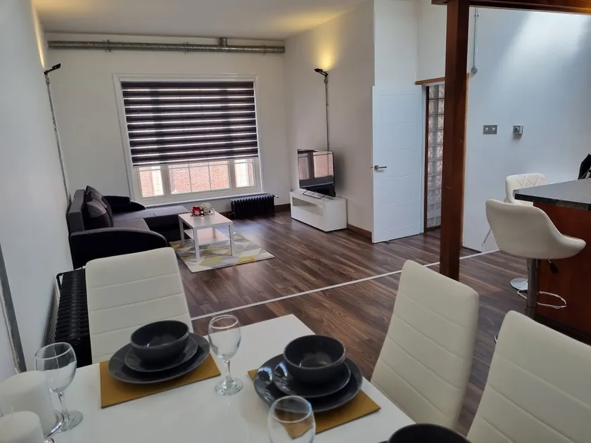 Modern and spacious two bedroom apartment - Image 1
