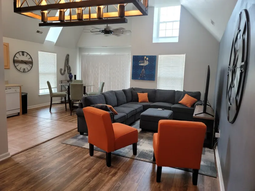 Beach Block Condo Getaway. 4 Bedrooms, 3 Bathrooms - Image 1