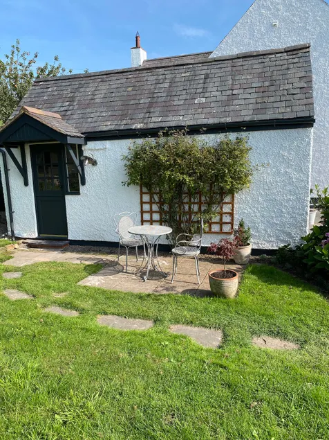 Cosy rural 1 bedroom cottage with views & patio - Image 1