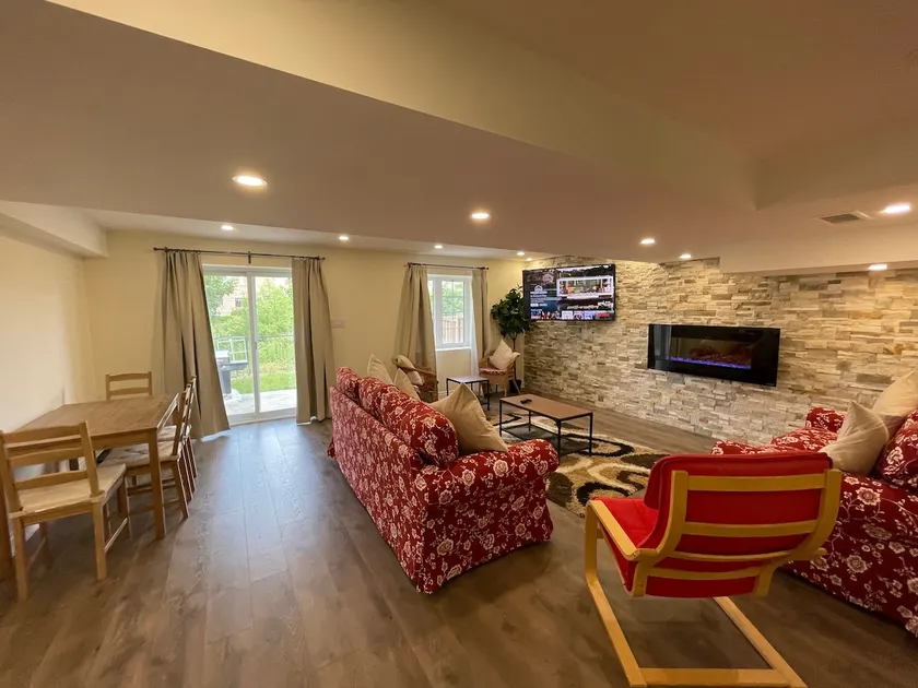 Spacious 2-Bedroom Unit-Close to YYZ Airport - Image 1