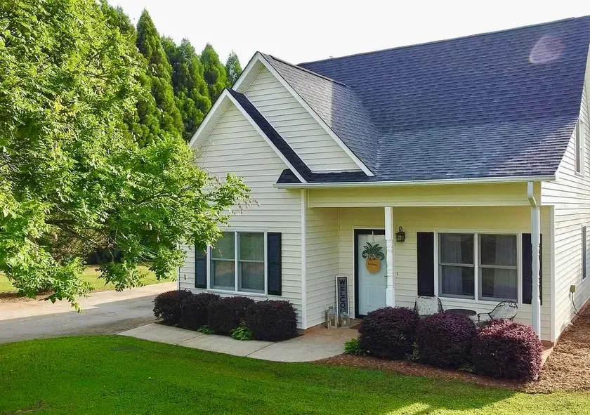 Cozy modern home near Tyger River Park - Image 1