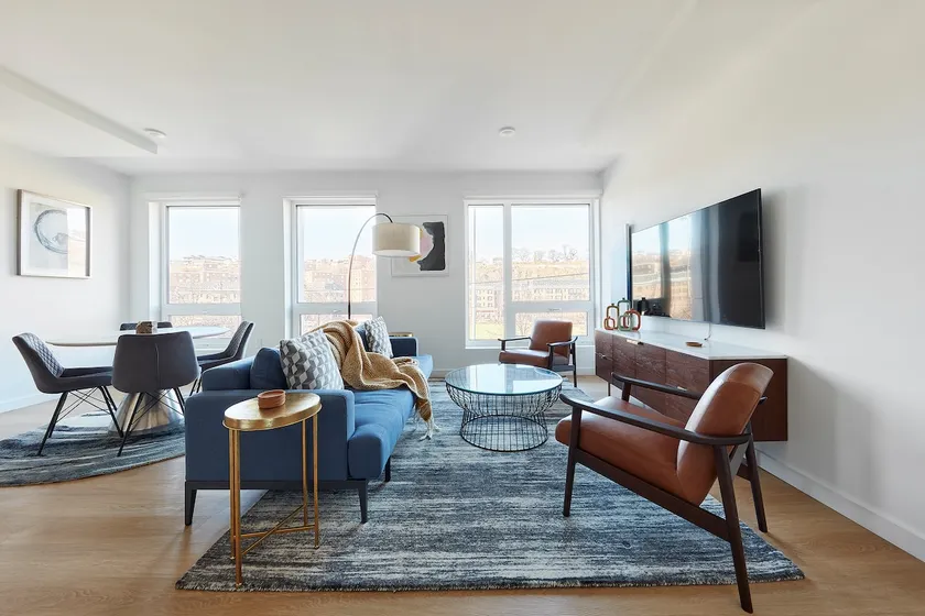 Stylish 2 BR w Roof Deck Access - Mins to NYC - Image 1