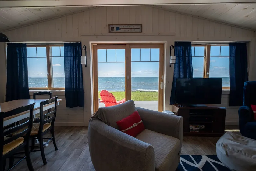 Cozy 3-Br Lake Ontario cottage with sunset views - Image 1
