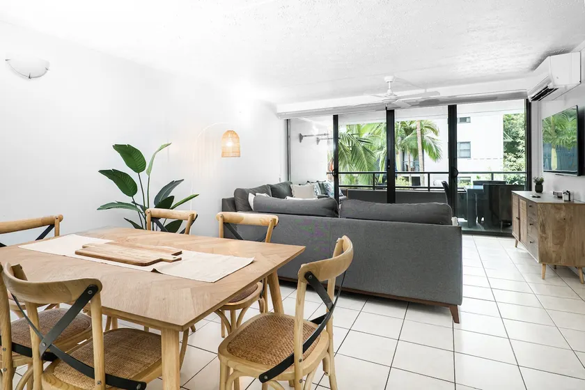 Spacious 3 bedroom resort style apartment with a/c - Image 1