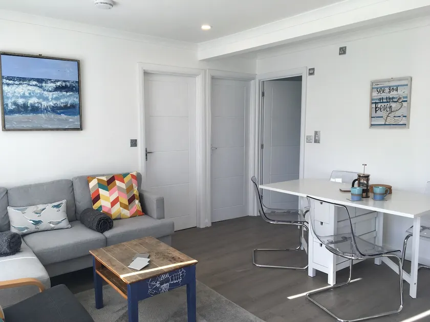 Stylish modern dog friendly two bedroom chalet in Dartmouth - Image 1