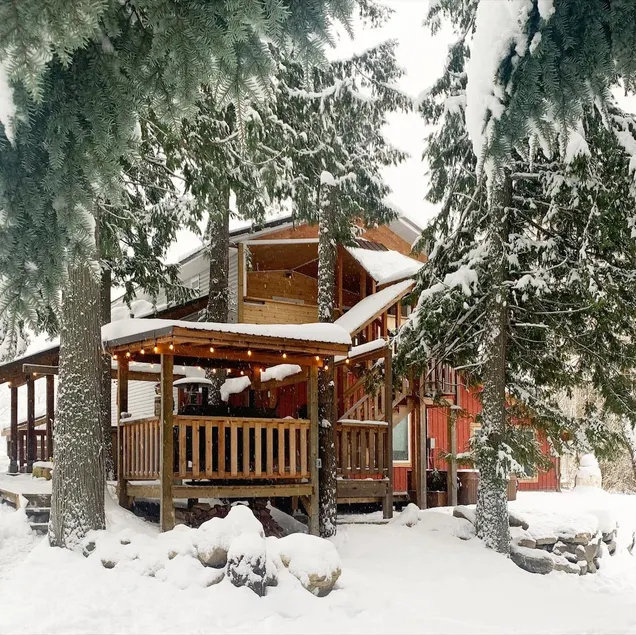 Black Bear Suite, w/Kitchen & Private Hot Tub - Image 1