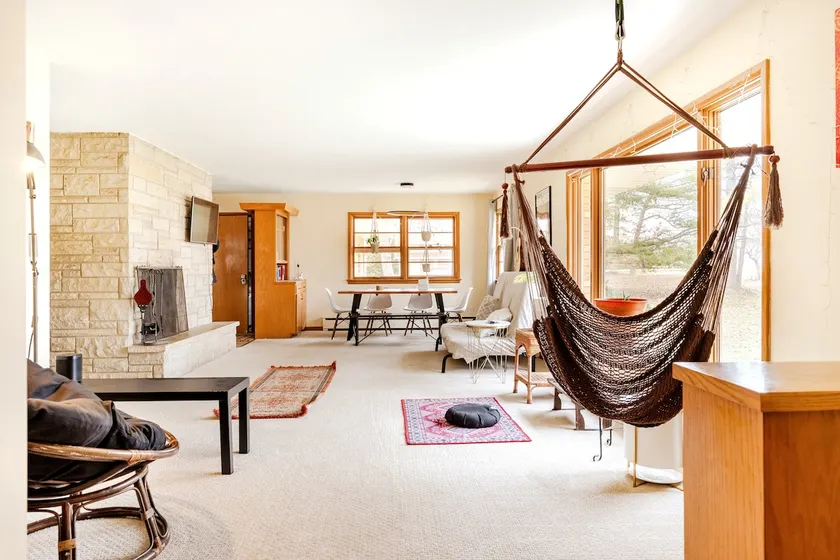 Secluded Retreat with Workspaces & Nature Trails - Image 1