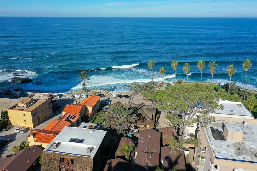 Lovely 1-Bedroom Oceanfront Apartment with Kitchen - Image 1