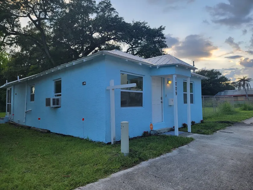 Cozy Cottage with large backyard, Mins from beach - Image 1