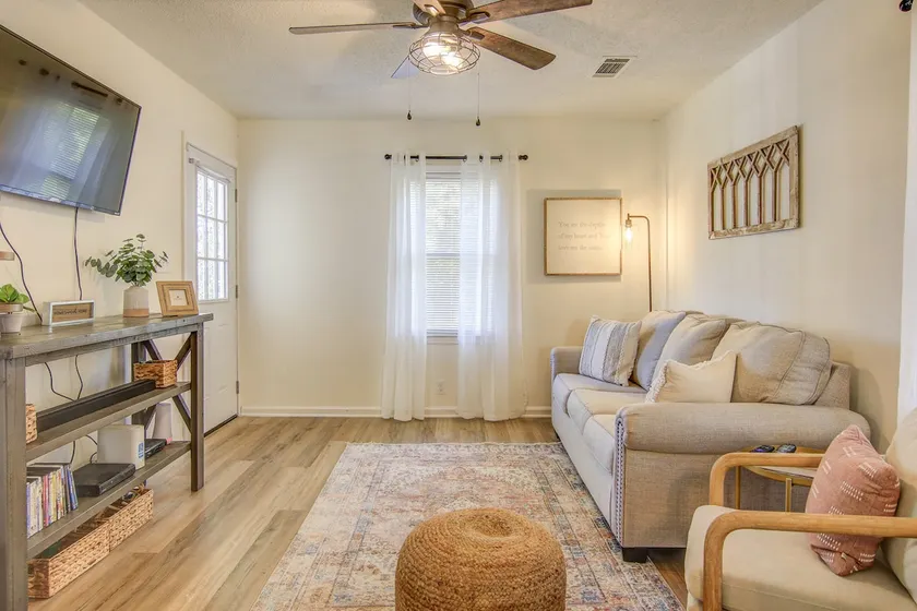 Cozy & Updated - Walk to Square! Dearing Downtown - Image 1