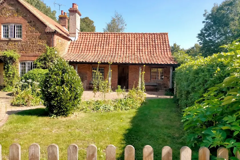 Cosy cottage on organic family smallholding - Image 1