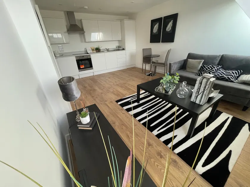 Beautiful 2 bed/2 bath, in heart of the city - Image 1