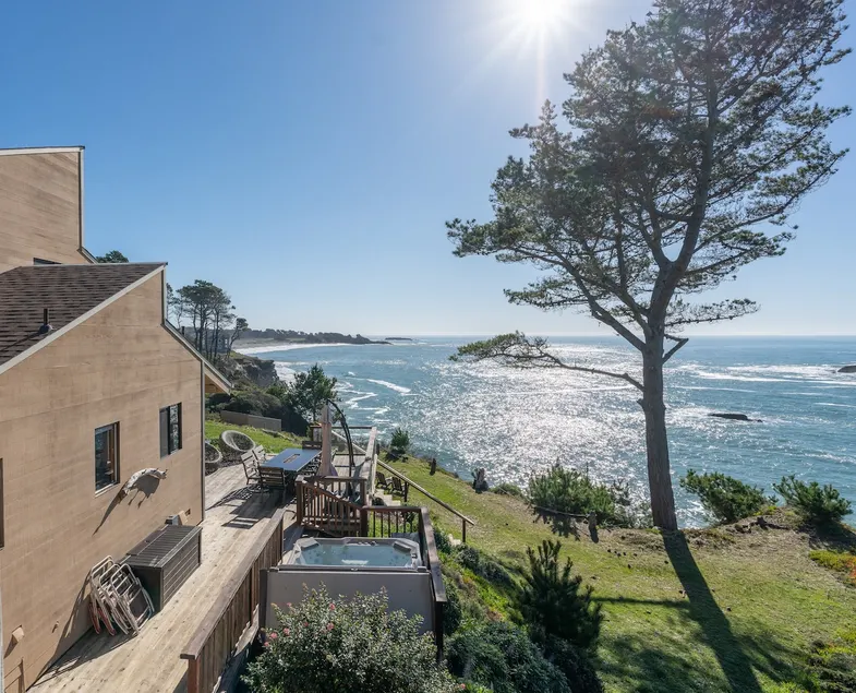 Abalone Cove - Oceanfront Getaway with Hot Tub - Image 1